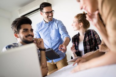 Tasarımcı ofisinde çalışan mutlu yaratıcı iş arkadaşları