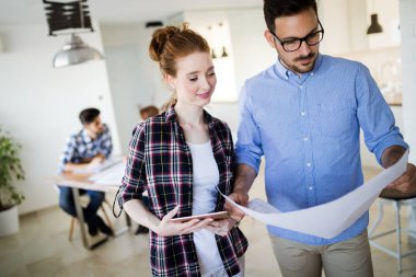 Coworking işlemi, tasarımcı ekibi modern ofisinde çalışıyor