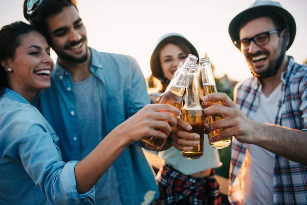 Jóvenes Amigos Saliendo Con Bebidas Azotea Jóvenes Fiesta Brindando Cervezas — Foto de Stock