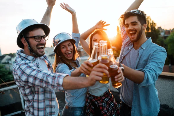 Young Friends Hanging Out Drinks Rooftop Young People Party Toasting — Stock Photo, Image