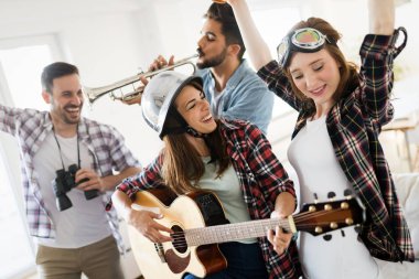 Eğleniyor ve içinde ev ve oyun müzik parti arkadaş grubu