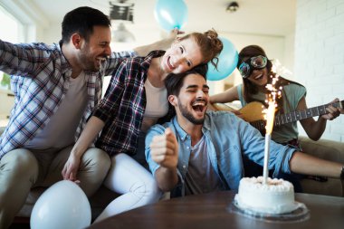 Neşeli genç arkadaşının eğlenceli üzerinde partisi