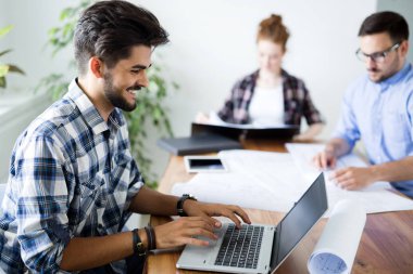 Office birlikte proje üzerinde çalışmaya Genç Mimarlar