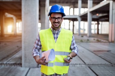 Kendine güvenen mimar tutan planları inşaat sahasında kadar haddelenmiş