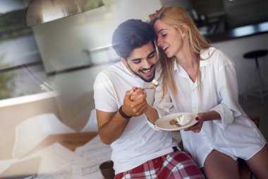 Evde vakit genç sevimli çift pasta yemeye