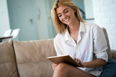 modern iç tablet genç çekici kadın