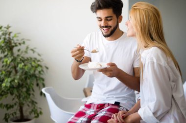 Evde vakit genç sevimli çift pasta yemeye