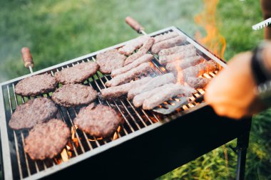 Sebzelerin üzerine kömürün üstünde Barbekü ile lezzetli ızgara et
