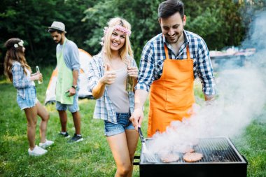 Arkadaşlar barbekü partisinin tadını çıkarıyorlar.