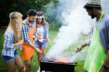 Arkadaşlar barbekü partisinin tadını çıkarıyorlar.