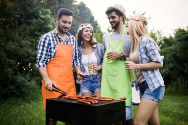 Arkadaşlar barbekü partisinin tadını çıkarıyorlar.