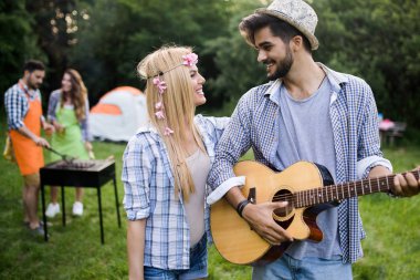 Arkadaşlar barbekü partisinin tadını çıkarıyorlar.