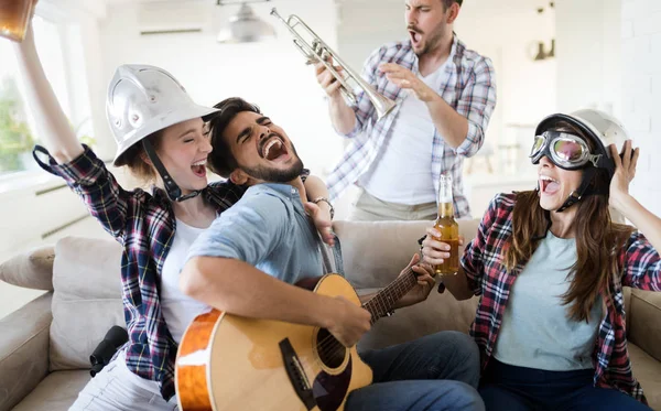 Gruppe Von Freunden Die Spaß Haben Haus Feiern Und Musik — Stockfoto