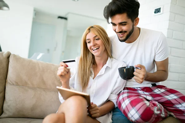 自宅でパジャマ姿でタブレットを使用して愛の幸せカップル — ストック写真