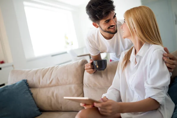 Schönes Junges Paar Trinkt Kaffee Schaut Einander Und Redet — Stockfoto