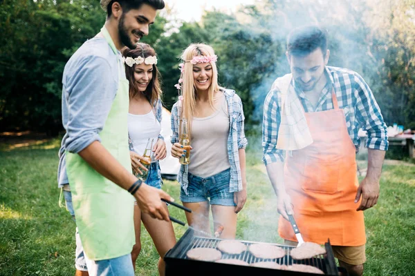 Amigos Divirtiéndose Asando Carne Disfrutando Fiesta Barbacoa — Foto de Stock