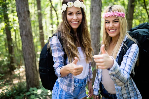 Senderista Mujeres Jóvenes Amigas Con Mochila Caminando Camino Bosque Verano —  Fotos de Stock