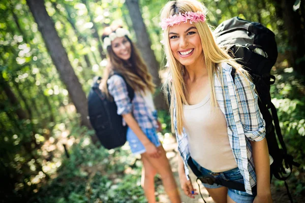 Πεζοπόρος Νεαρές Γυναίκες Φίλους Σακίδιο Περπάτημα Μονοπάτι Στο Δάσος Καλοκαίρι — Φωτογραφία Αρχείου