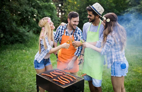 Freunde Haben Spaß Beim Grillen Von Fleisch Genießen Grillparty — Stockfoto