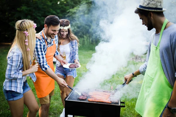 Amigos Divirtiéndose Asando Carne Disfrutando Fiesta Barbacoa — Foto de Stock