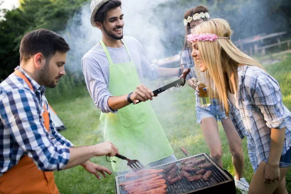 Amigos Divirtiéndose Asando Carne Disfrutando Fiesta Barbacoa — Foto de Stock