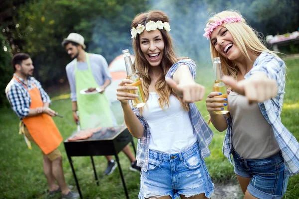 Amigos Divirtiéndose Asando Carne Disfrutando Fiesta Barbacoa —  Fotos de Stock