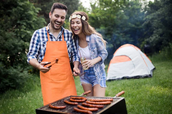 Giovane Donna Uomo Sorride Fare Barbecue Arrosto Nel Campeggio — Foto Stock