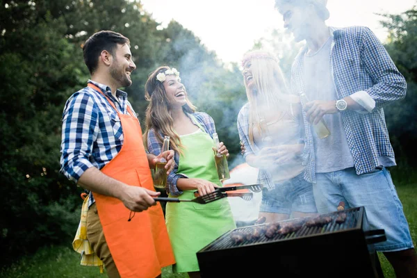 Amigos Divirtiéndose Asando Carne Disfrutando Fiesta Barbacoa — Foto de Stock