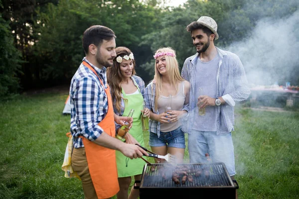 Amigos Divirtiéndose Asando Carne Disfrutando Fiesta Barbacoa — Foto de Stock