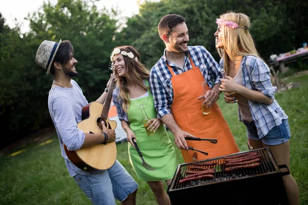 Amigos Divertindo Grelhando Carne Desfrutando Festa Bbq — Fotografia de Stock