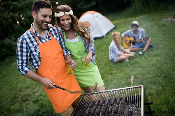 Amici Divertirsi Grigliate Carne Godendo Bbq Partito — Foto Stock