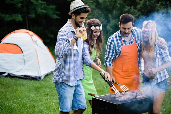 Amigos Divirtiéndose Asando Carne Disfrutando Fiesta Barbacoa — Foto de Stock