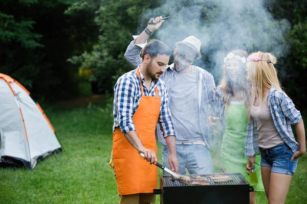 Vrienden Hebben Plezier Grillen Vlees Genieten Bbq Partij — Stockfoto