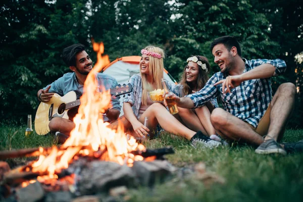 Amigos Felices Tocando Música Disfrutando Hoguera Naturaleza —  Fotos de Stock