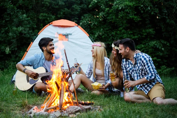 Amigos Felices Tocando Música Disfrutando Hoguera Naturaleza —  Fotos de Stock