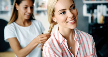 Kuaför Salonu mutlu bir kadın portresi