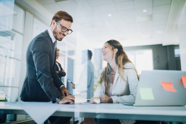 İş adamları iş yerinde eğleniyor ve sohbet ediyorlar.