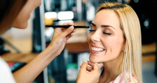 Maquillaje Artista Aplica Sombra Ojos Hermosa Cara Mujer — Foto de Stock