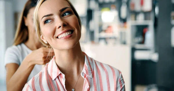 Portret Van Een Vrouw Gelukkig Kapsalon — Stockfoto