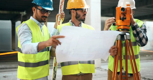 Porträtt Byggnadsingenjörer Som Arbetar Byggnadsplatsen Tillsammans — Stockfoto