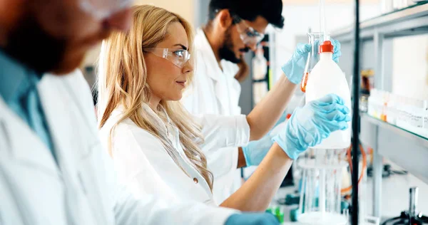 Jovens Estudantes Química Trabalhando Juntos Laboratório — Fotografia de Stock