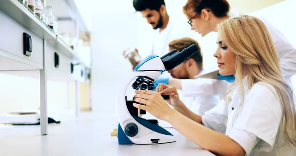 Estudantes Medicina Examinando Modelo Anatômico Sala Aula — Fotografia de Stock