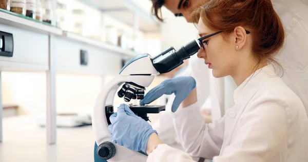 Científica Joven Mirando Través Del Microscopio Laboratorio — Foto de Stock