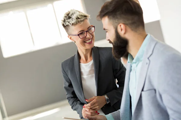 Les Gens Affaires Amusent Bavardent Bureau Travail — Photo