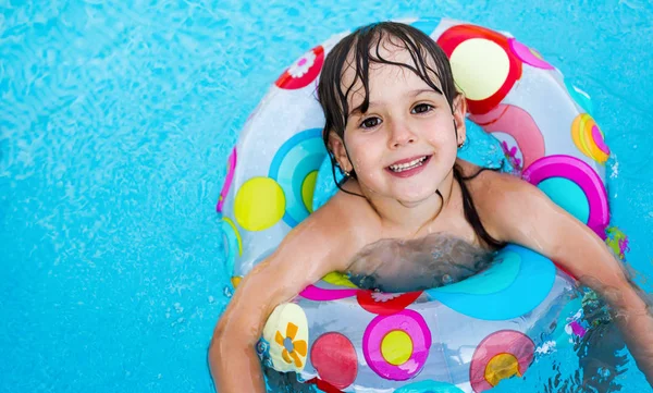 Schattig Klein Meisje Zwembad Met Float Ring — Stockfoto