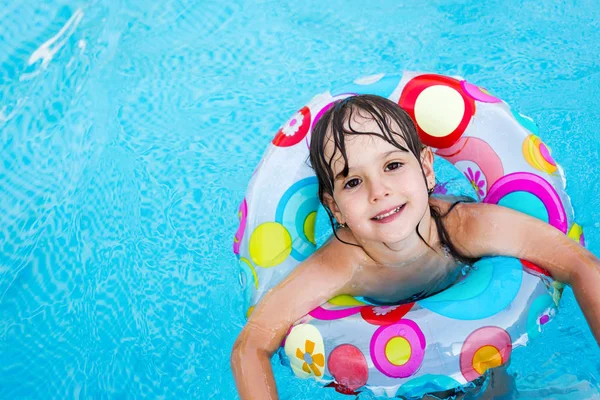 Schattig Klein Meisje Zwembad Met Float Ring — Stockfoto