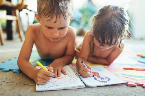 Ragazzino Ragazza Che Disegnano Con Pastelli Sul Pavimento — Foto Stock