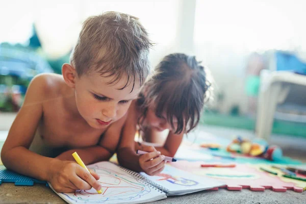 Ragazzino Ragazza Che Disegnano Con Pastelli Sul Pavimento — Foto Stock