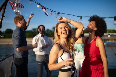 Bir grup arkadaş şampanya içip yeni yılı kutluyorlar.