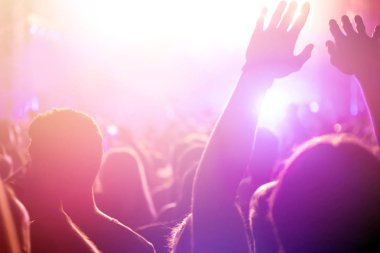 Konserde müzik performans zevk mutlu kalabalık tezahürat